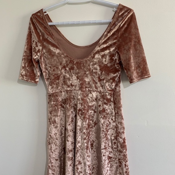 Gold dress - Picture 4 of 4